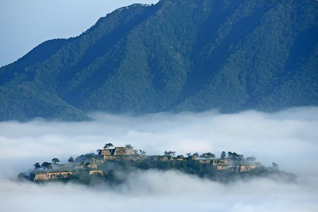 雲海に浮かぶ竹田城跡の幻想的な絶景