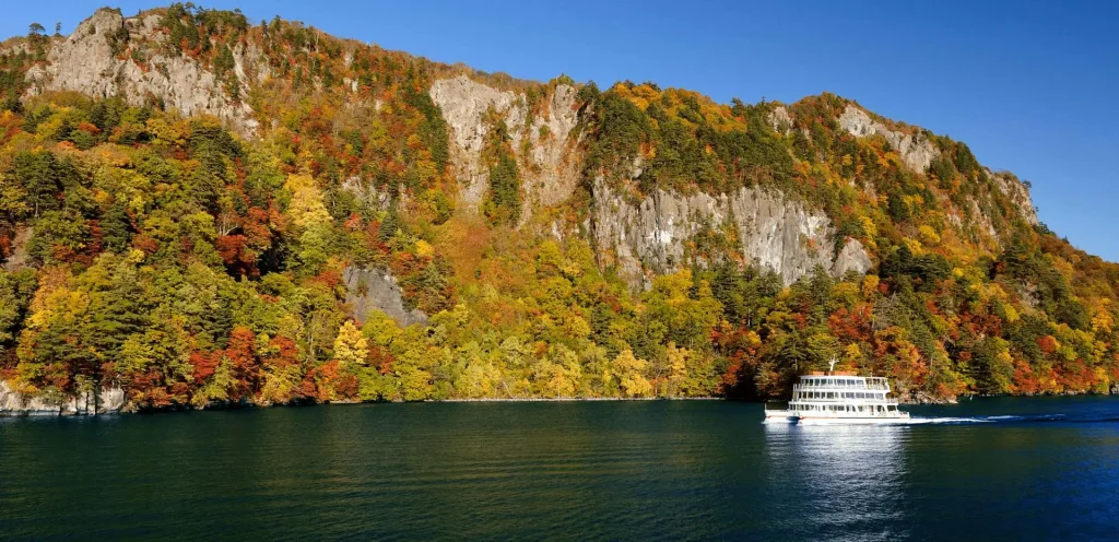 青森・秋田にまたがる十和田湖|神秘的な湖の絶景